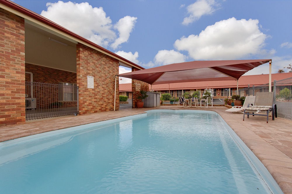 parkes international motor inn