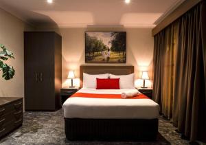 parkes international motor inn