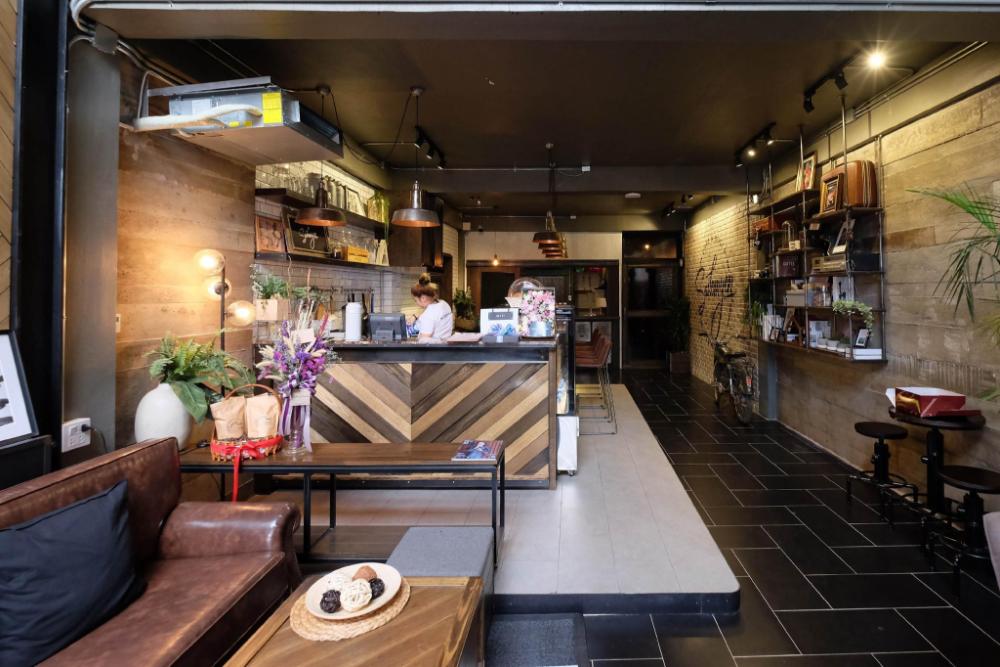 sailomyen cafe and hostel