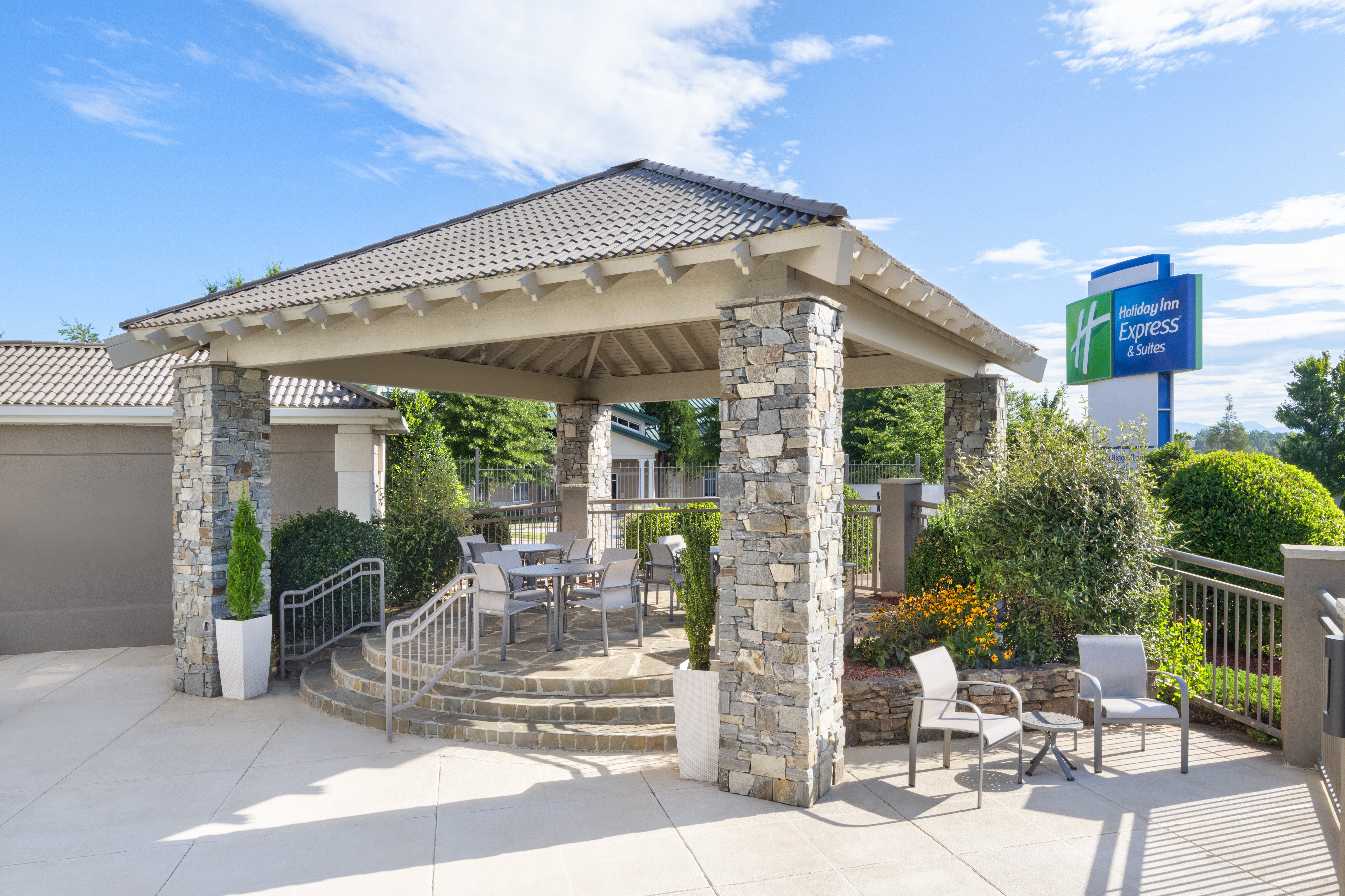 hol inn exp asheville sw outlet ctr area