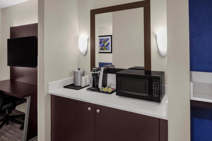 hol inn exp asheville sw outlet ctr area