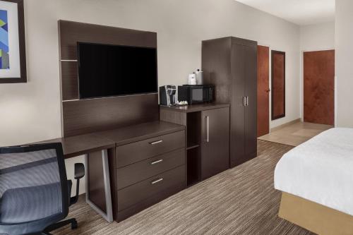 hol inn exp asheville sw outlet ctr area