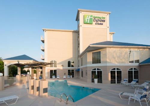 hol inn exp asheville sw outlet ctr area