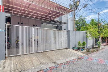 reddoorz near surabaya zoo