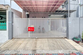 reddoorz near surabaya zoo