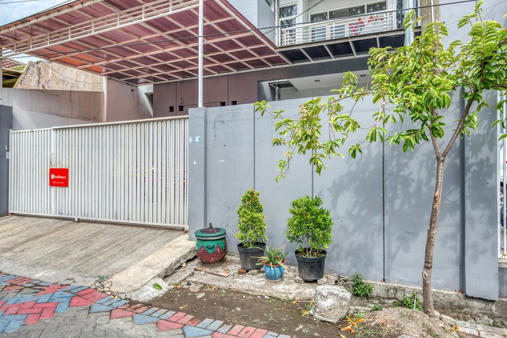 reddoorz near surabaya zoo