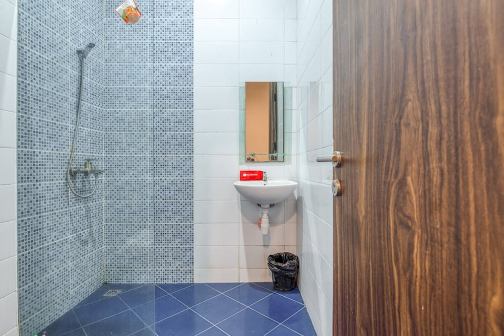 reddoorz near surabaya zoo