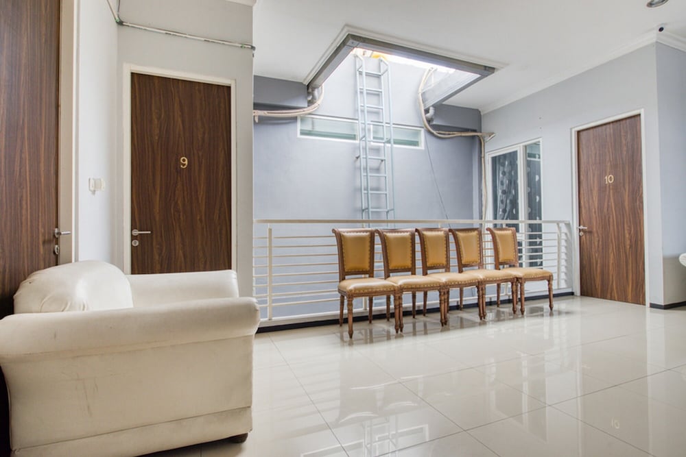 reddoorz near surabaya zoo