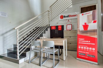 reddoorz near surabaya zoo