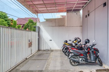 reddoorz near surabaya zoo