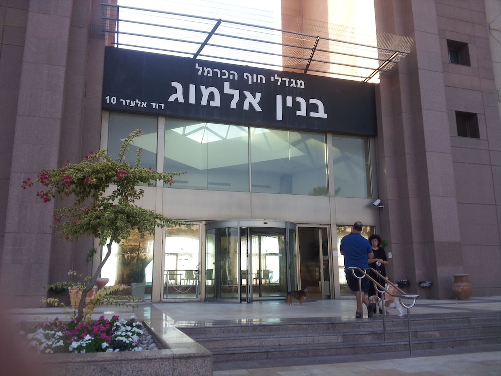 marom hof hacarmel apartments