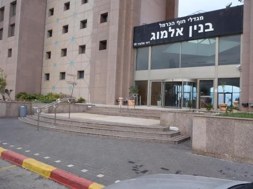 marom hof hacarmel apartments