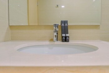 luxurious and spacious 2br apartment at one east residences