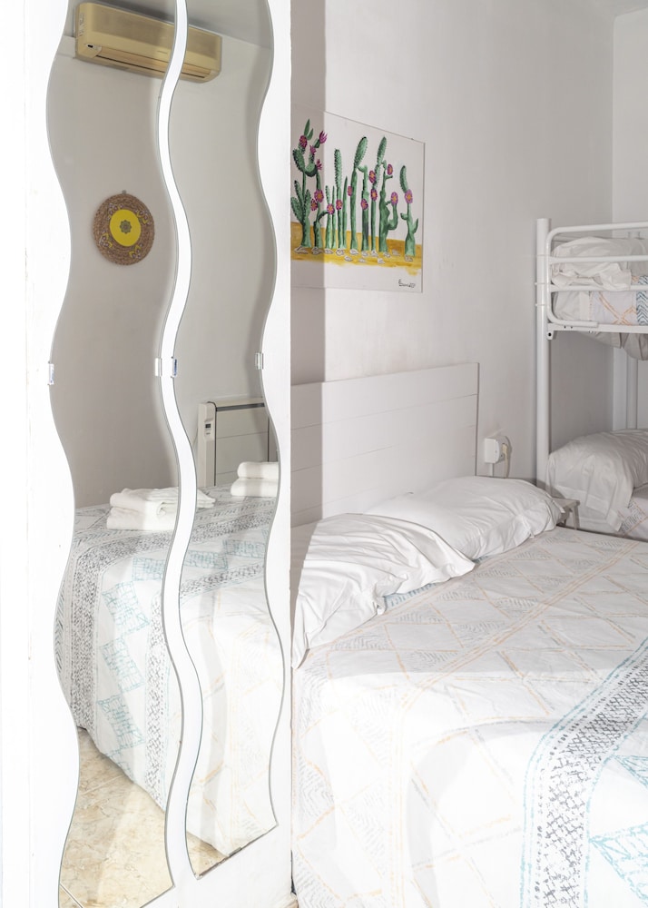 la moraga de poniente malaga hostel