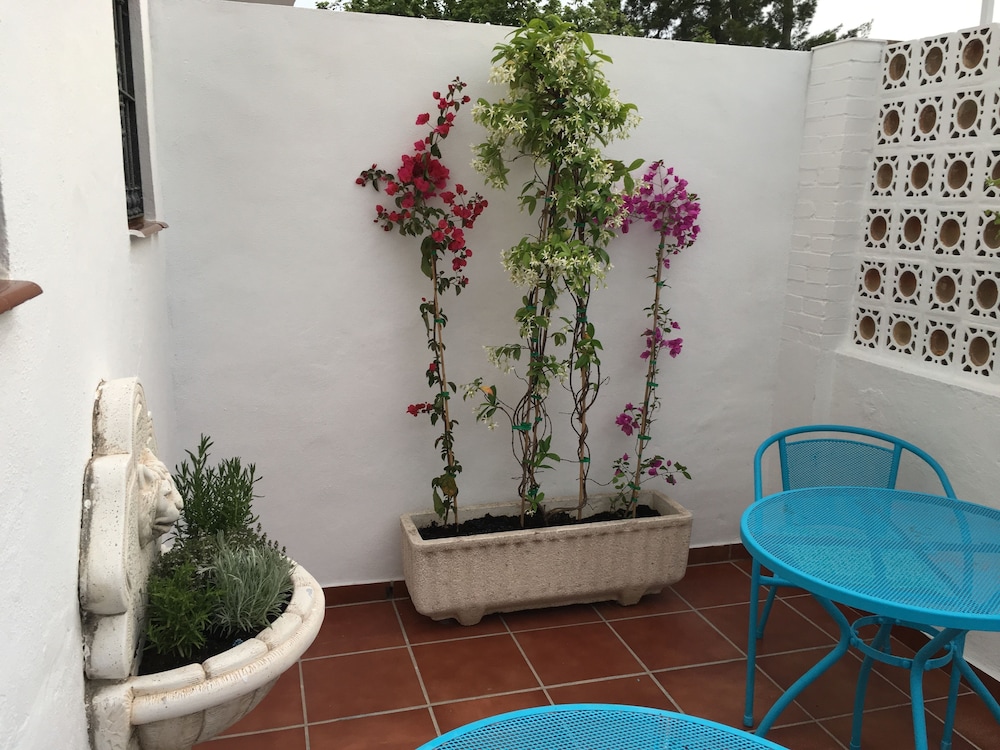 la moraga de poniente malaga hostel