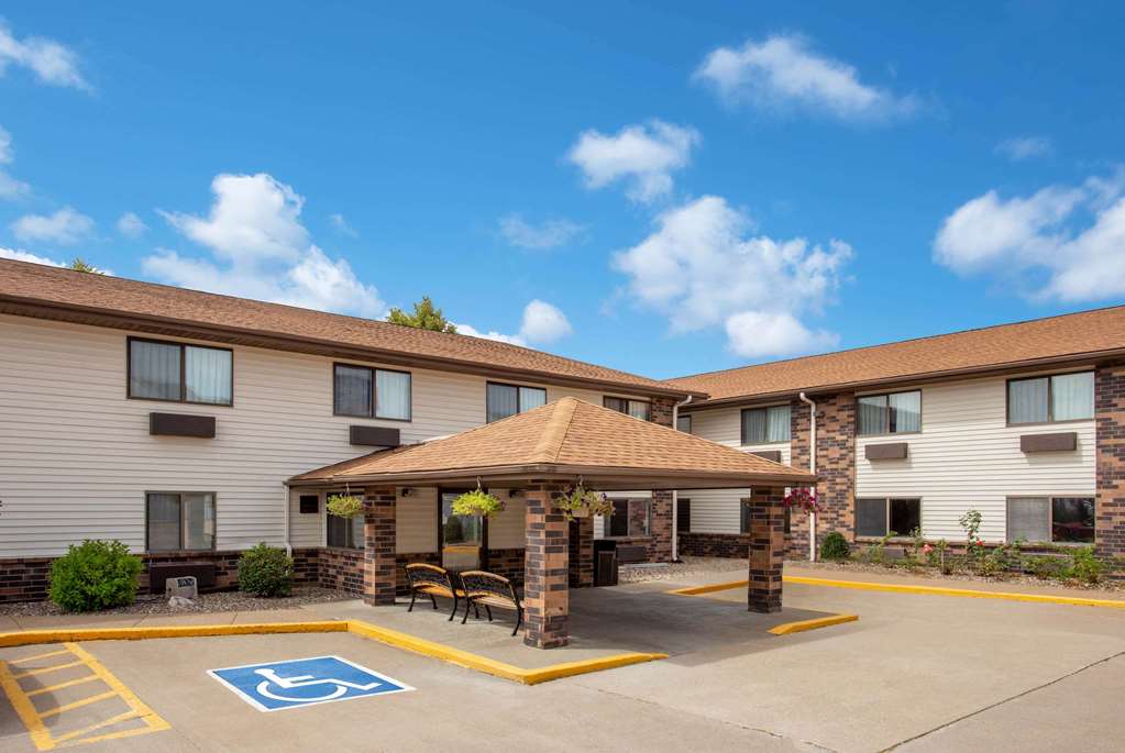 days inn and suites by wyndham davenport east