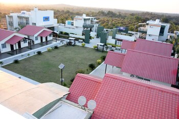 gir athiz resort with swimming pool