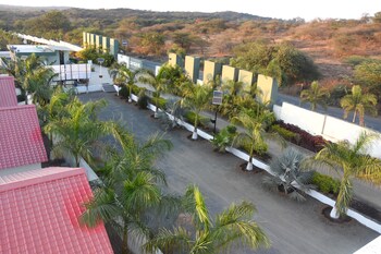 gir athiz resort with swimming pool