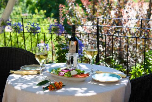 Sebastians Family Hotel & Taverna,,3 star