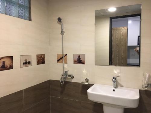 v house 5 serviced apartment