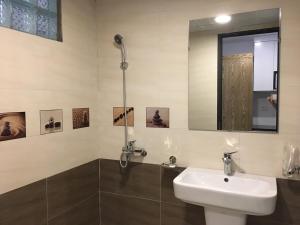 v house 5 serviced apartment