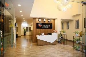 v house 5 serviced apartment