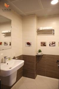 v house 5 serviced apartment