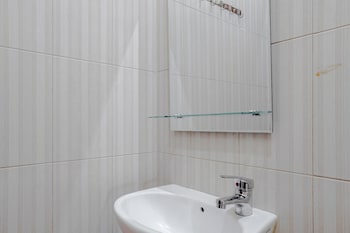 reddoorz jalan biak roxy jakarta