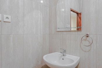 reddoorz jalan biak roxy jakarta