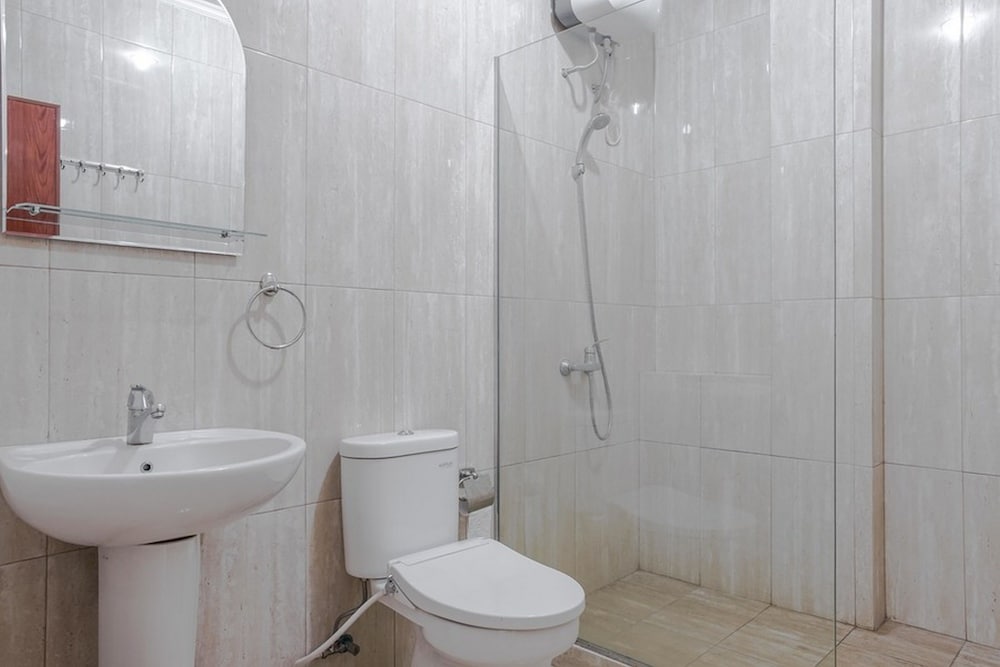 reddoorz jalan biak roxy jakarta