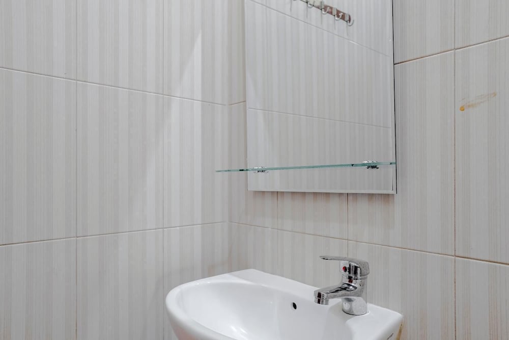 reddoorz jalan biak roxy jakarta