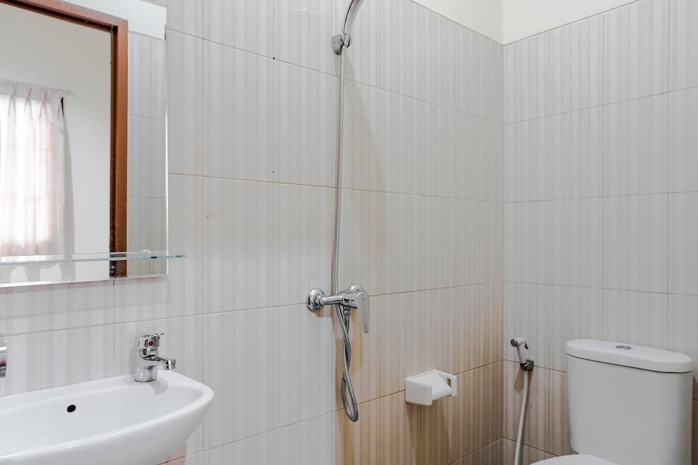 reddoorz jalan biak roxy jakarta