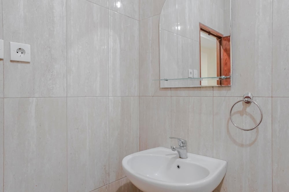 reddoorz jalan biak roxy jakarta