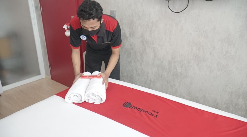 reddoorz jalan biak roxy jakarta