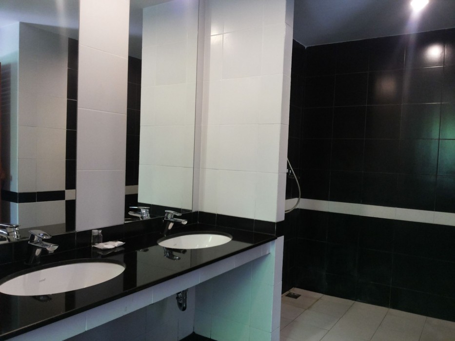 sakoo valley naithon beach