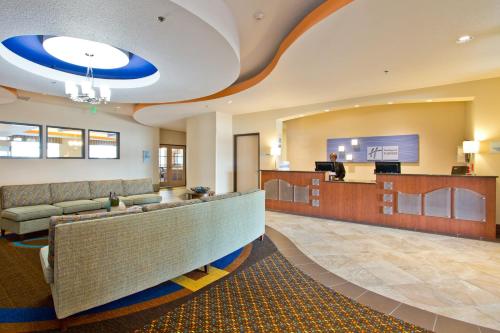 holiday inn express and suites denver east peoria street by ihg