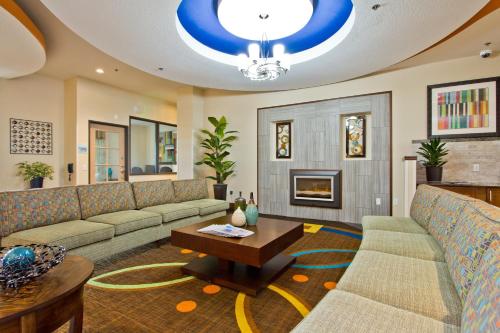 holiday inn express and suites denver east peoria street by ihg