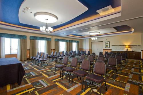 holiday inn express and suites denver east peoria street by ihg