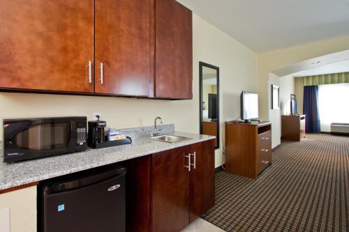 holiday inn express and suites denver east peoria street by ihg