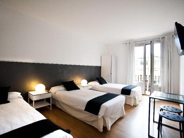 aptbcn super balmes guest house