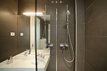 aptbcn super balmes guest house