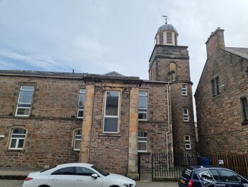 stunning spacious apartment on river ness