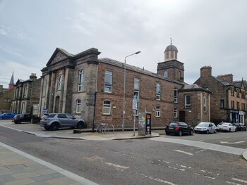 stunning spacious apartment on river ness