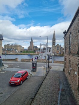 stunning spacious apartment on river ness
