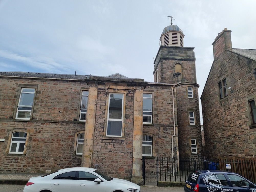 stunning spacious apartment on river ness