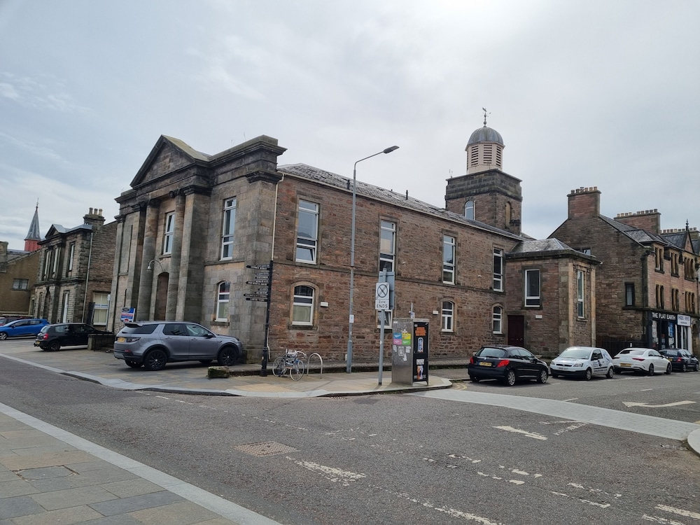 stunning spacious apartment on river ness