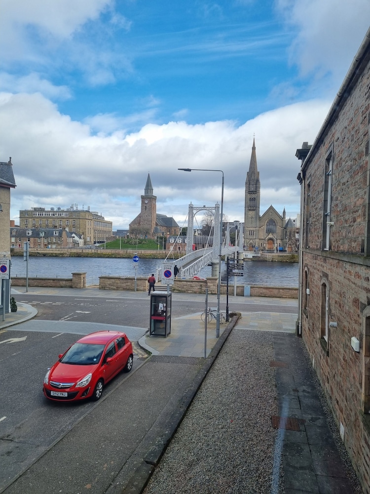 stunning spacious apartment on river ness