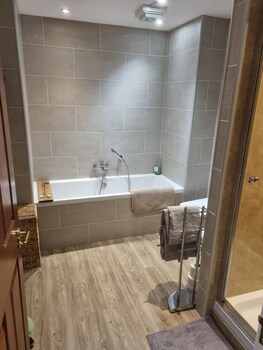 stunning spacious apartment on river ness