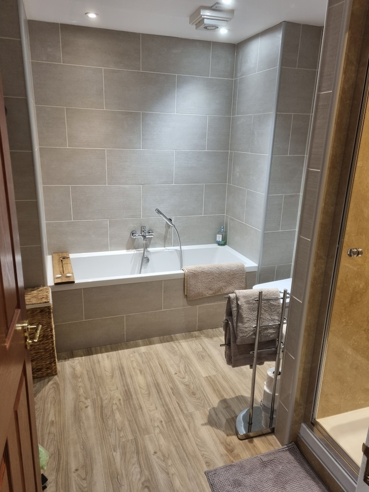 stunning spacious apartment on river ness