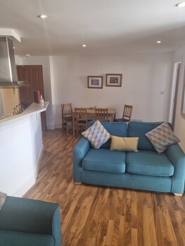 stunning spacious apartment on river ness